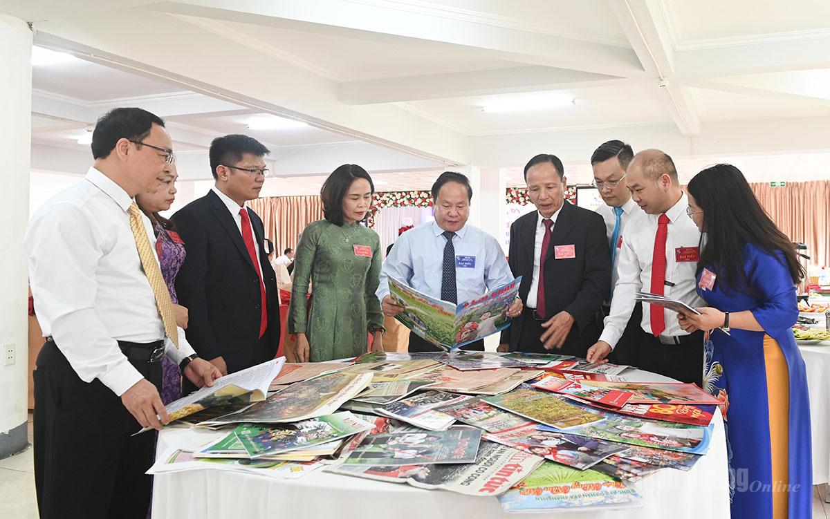 Đồng chí Tống Thanh Hải, Ủy viên Ban Thường vụ Tỉnh ủy, Phó Chủ tịch Thường trực UBND tỉnh Lai Châu cùng các đại biểu tham quan gian trưng bày các ấn phẩm báo chí của tỉnh.