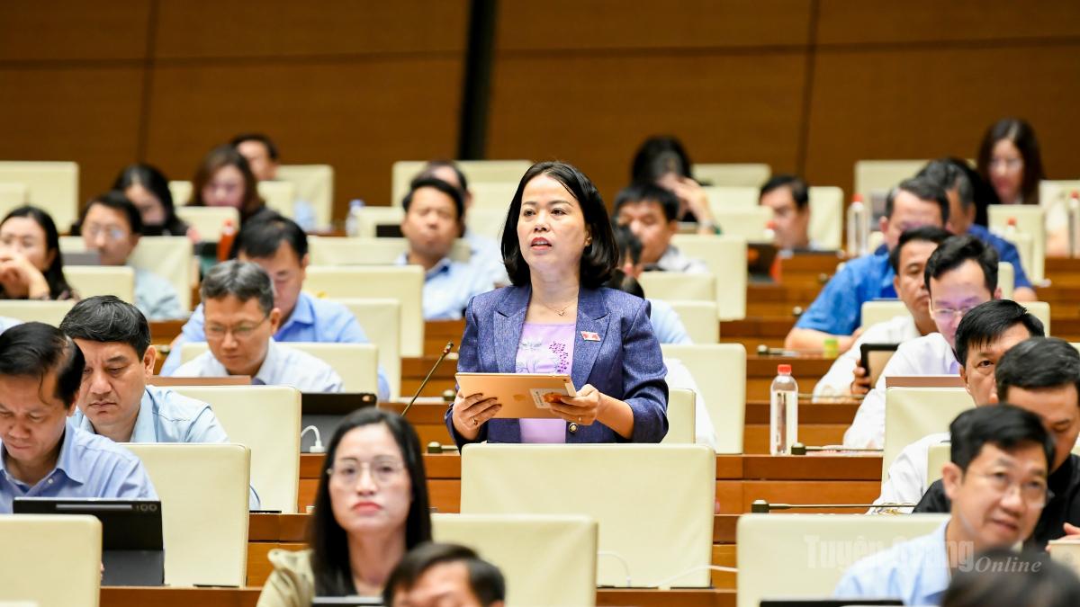 Phó trưởng Đoàn ĐBQH chuyên trách khoá XVI tỉnh Lý Thị Lan tham gia phát biểu tại hội trường phiên họp sáng ngày 21.8.