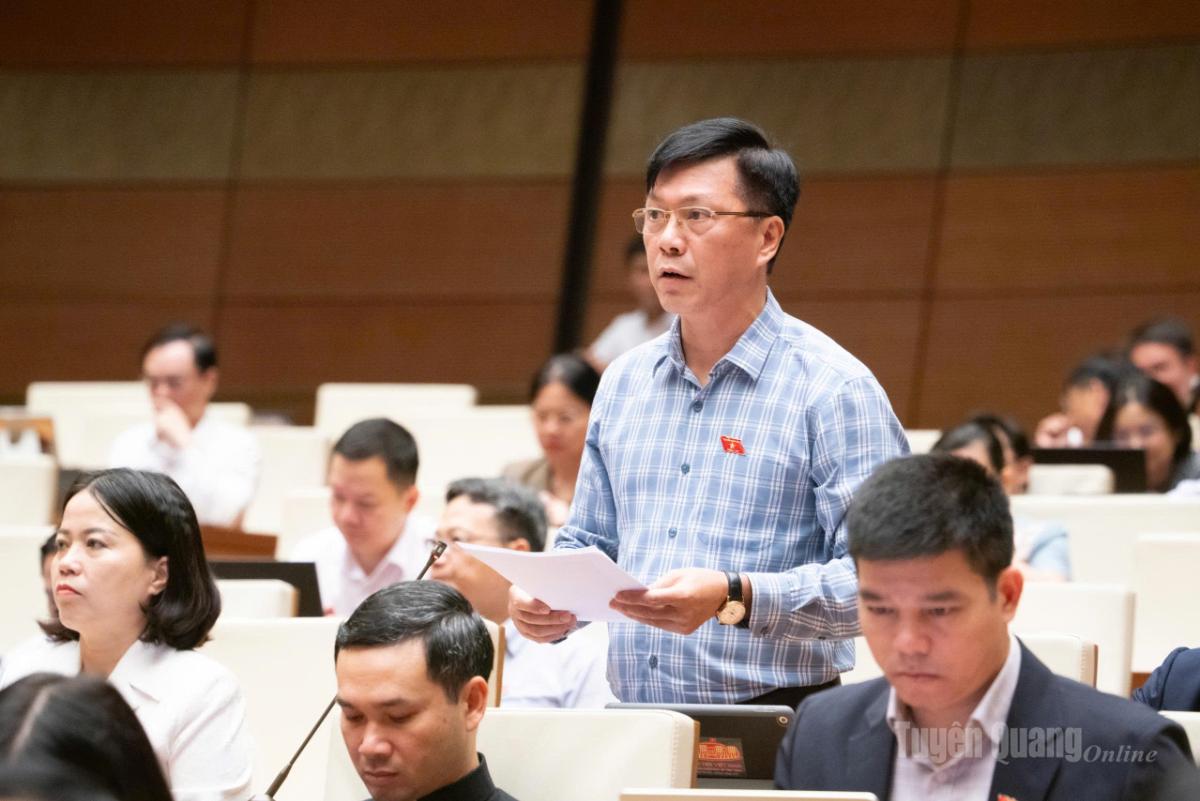 Đại biểu Lý Văn Huấn  tham gia thảo luận về dự án Bộ luật Tố tụng hình sự (sửa đổi).
