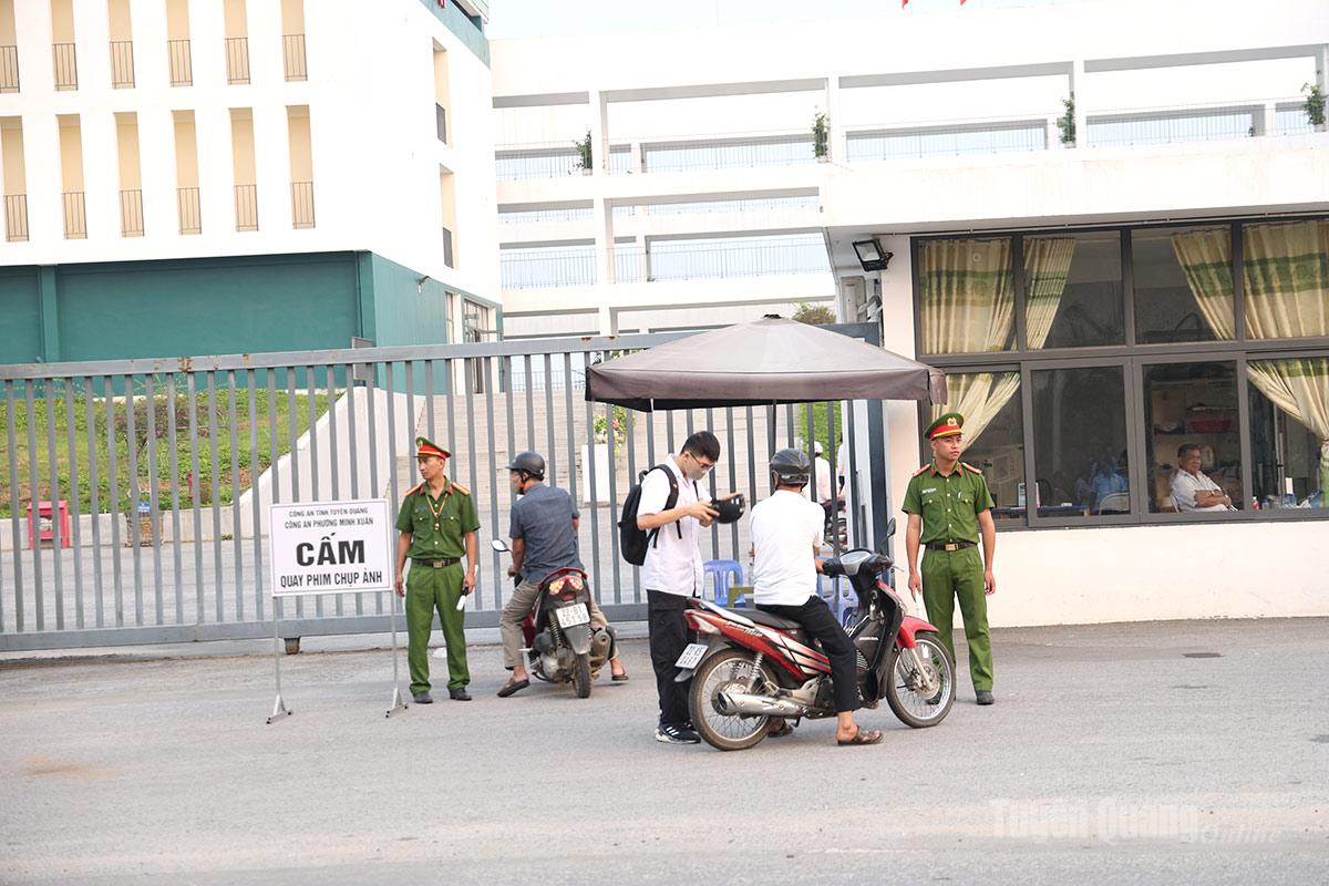 Thí sinh đến dự thi môn Ngữ văn sáng nay.
