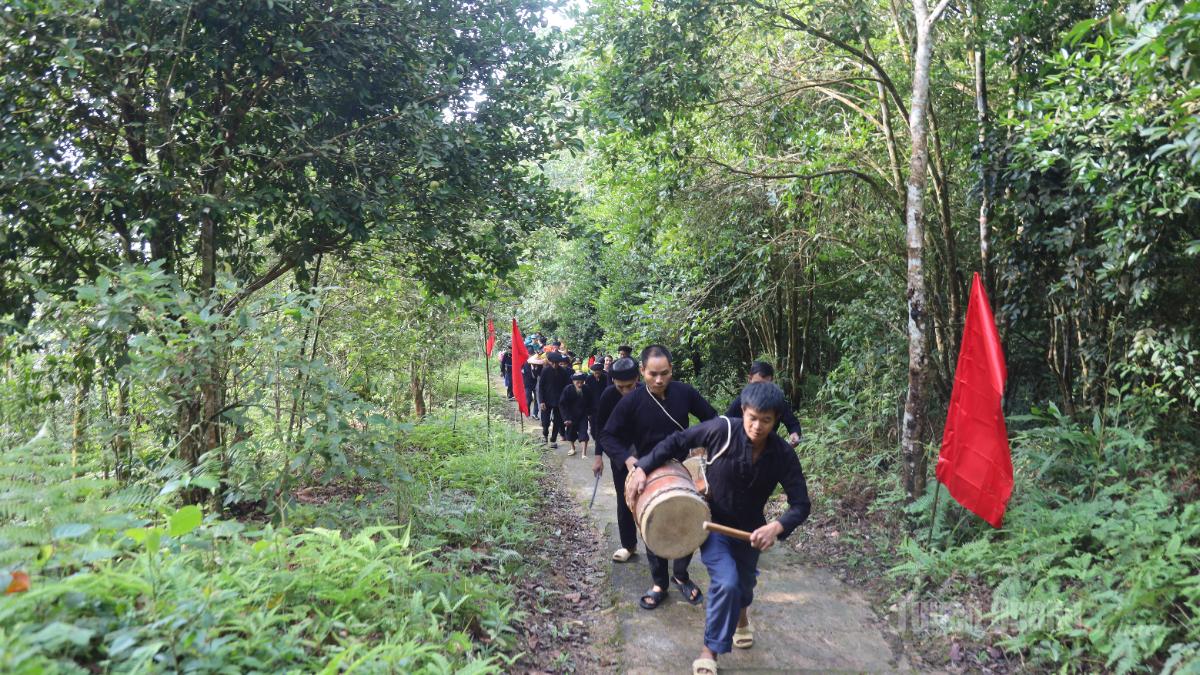 Bà con dâng lễ vật lên Đền thờ Hoàng Vần Thùng.