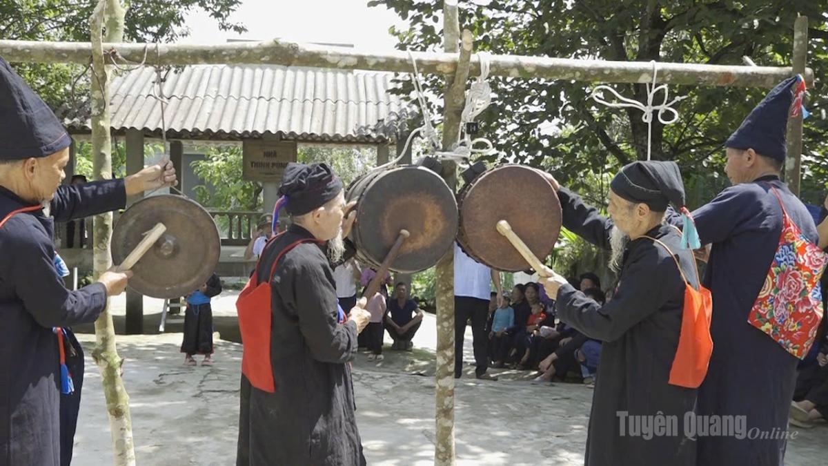 Nghi lễ cúng trong Tết Khu Cù tê của đồng bào La Chí Bản Díu.