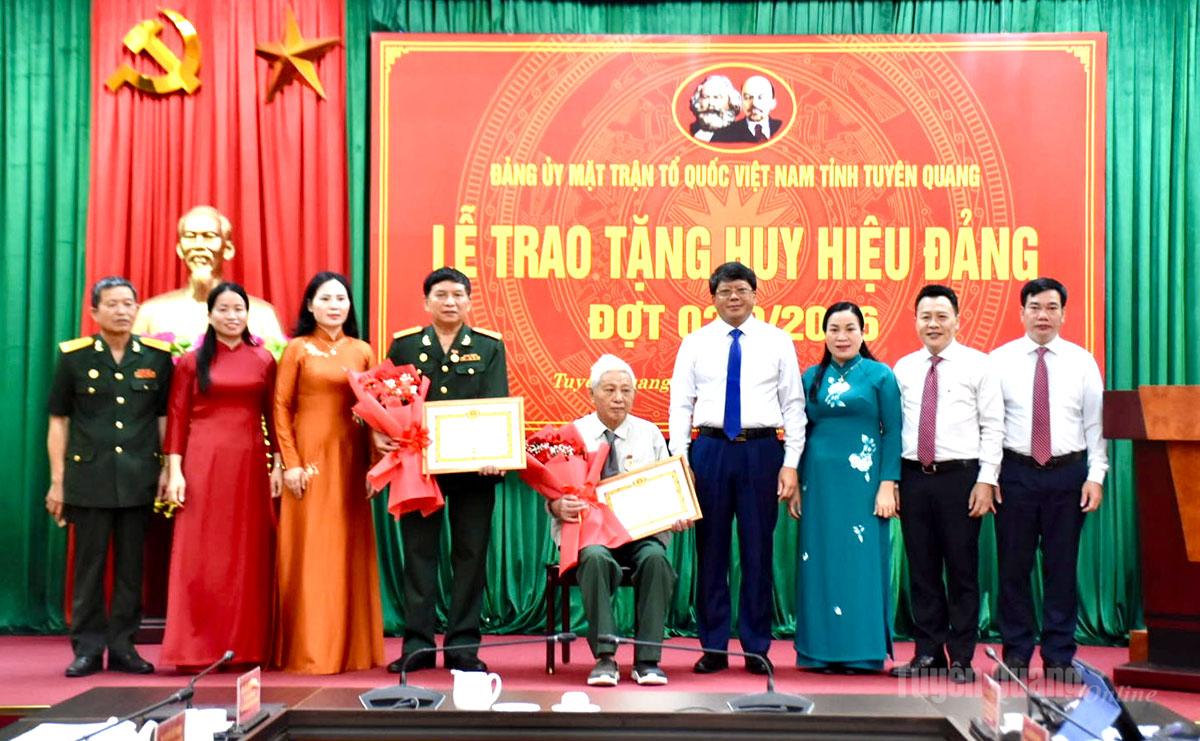 Đồng chí Hà Trung Kiên, Ủy viên Ban Thường vụ Tỉnh ủy, Phó Chủ tịch Thường trực Ủy ban MTTQ Việt Nam tỉnh trao Huy hiệu 45 năm tuổi đảng cho 2 đảng viên.