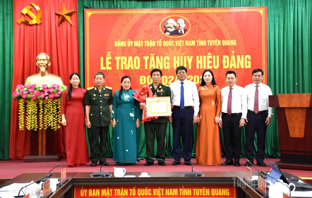 Đồng chí Hà Trung Kiên, Ủy viên Ban Thường vụ Tỉnh ủy, Phó Chủ tịch Thường trực Ủy ban MTTQ Việt Nam tỉnh trao Huy hiệu đảng 40 năm tuổi Đảng cho đảng viên.