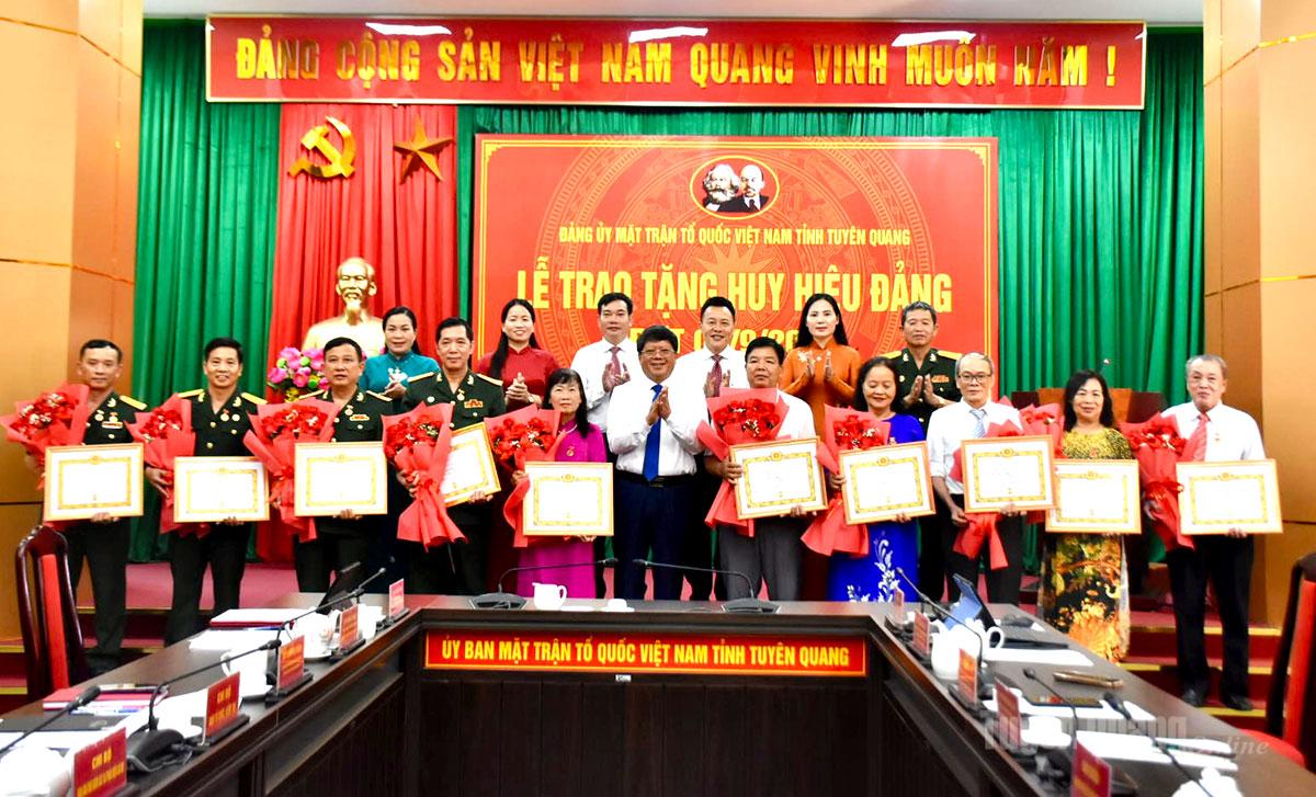 Các đồng chí đảng viên nhận Huy hiệu Đảng 35 năm, 30 năm tại buổi lễ.