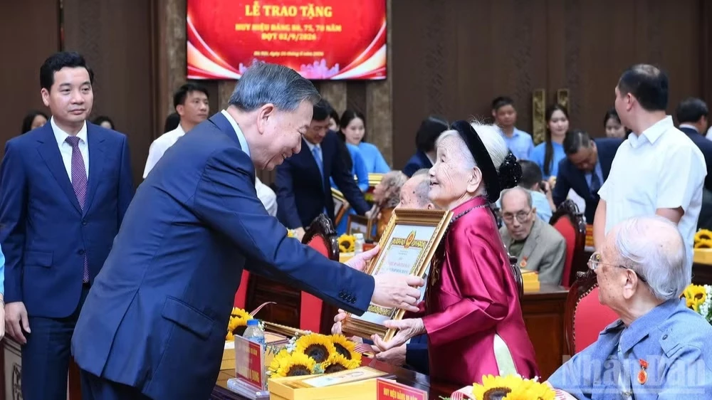 Đảng viên lão thành tiếp tục phát huy uy tín, trí tuệ, kinh nghiệm, tình cảm cách mạng