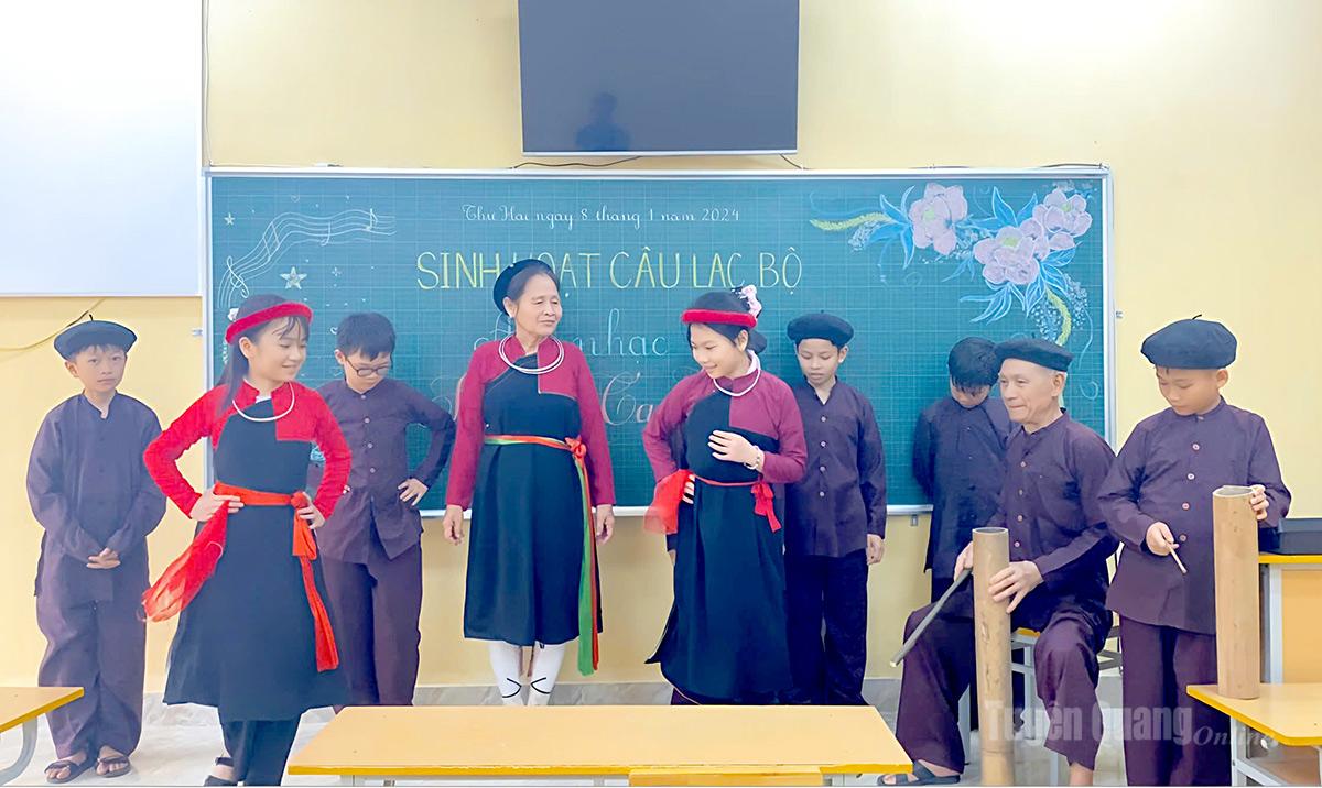 Các nghệ nhân Cao Lan ở địa phương dạy múa, hát cho các em trong CLB giữ gìn bản sắc văn hóa dân tộc Cao Lan, trường Tiểu học Y Bằng, xã Phú Lâm.