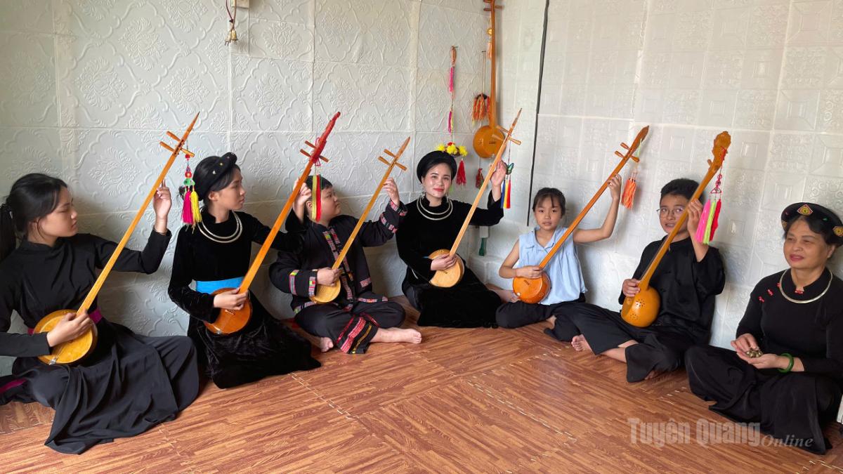 Chị Phương Thúy và các học viên trong lớp học tập đàn Tính, hát Then.
