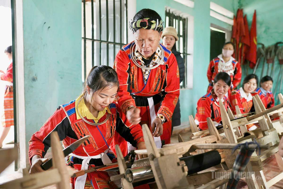 Nghề dệt truyền thống được trao truyền, trở thành một trong những 
trải nghiệm văn hóa hấp dẫn du khách khi đến Thông Nguyên.