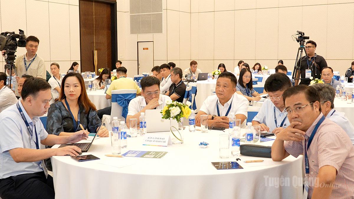 Đồng chí Trần Việt Tuyên, Phó Giám đốc Báo và phát thanh, truyền hình Tuyên Quang dự tại diễn đàn.