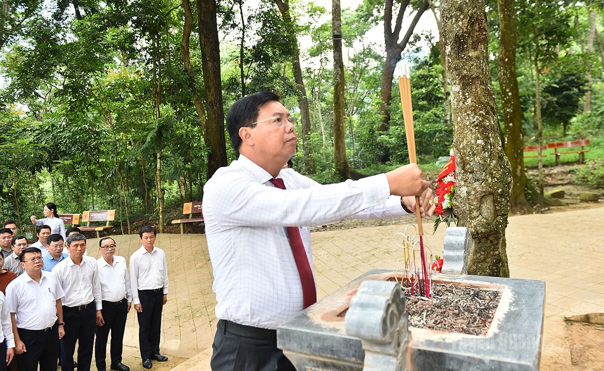 Đồng chí Nguyễn Tiến Hải, Bộ trưởng Bộ Nội vụ dâng hương Chủ tịch Hồ Chí Minh tại lán Nà Nưa.
