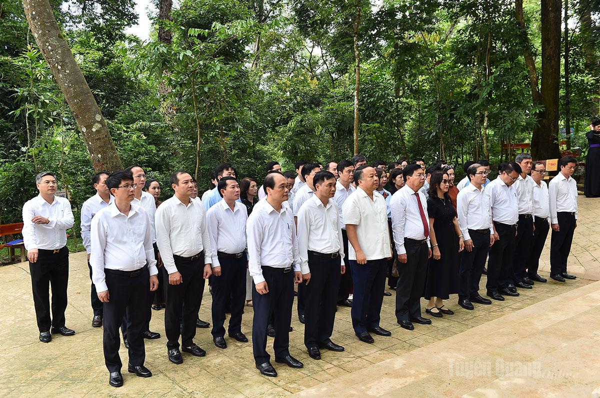 Các đại biểu dâng hương Chủ tịch Hồ Chí Minh tại lán Nà Nưa.