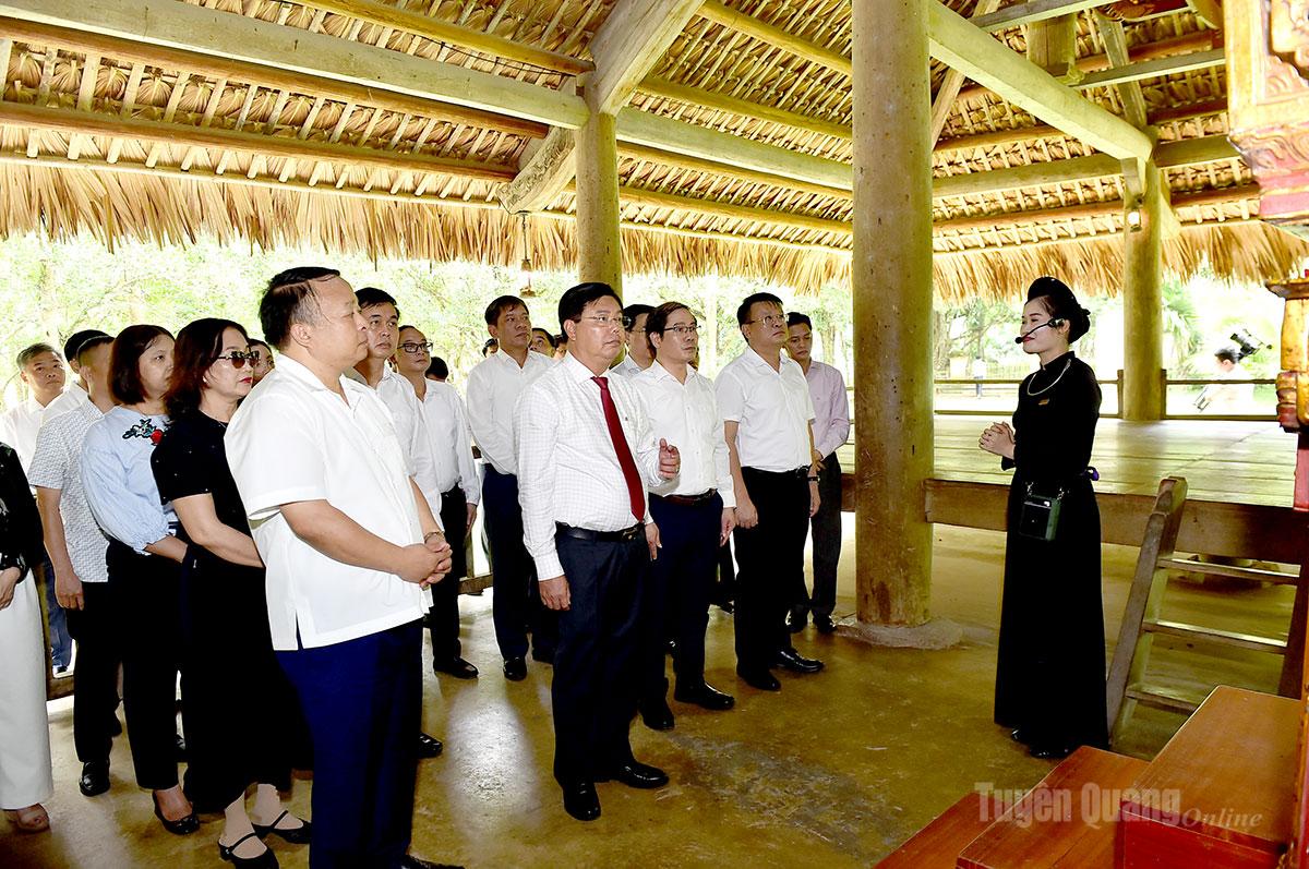 Các đại biểu thăm, dâng hương tại đình Tân Trào.
