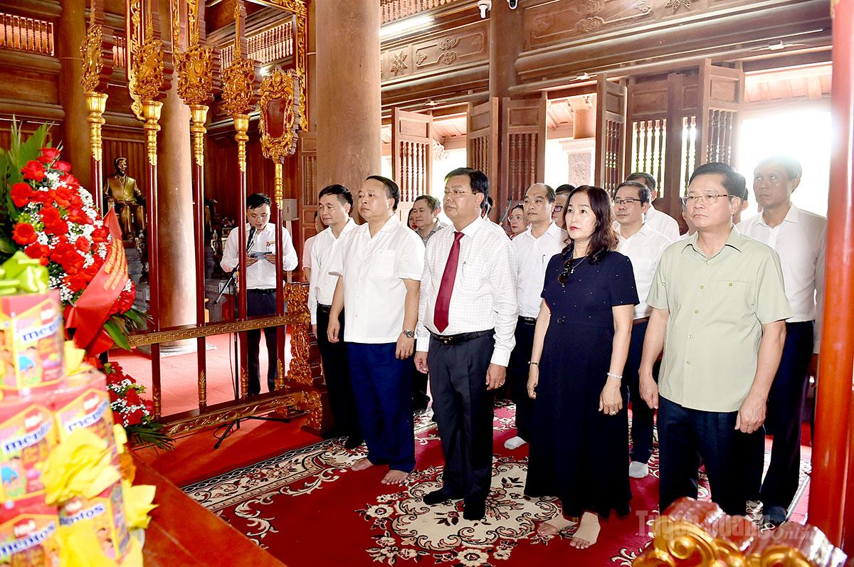 Các đại biểu dâng hương tại Khu tưởng niệm Chủ tịch Hồ Chí Minh và các vị tiền bối cách mạng.