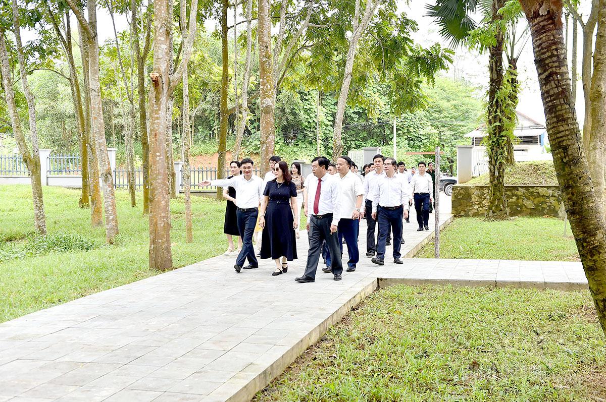Các đại biểu thăm di tích Bộ Nội vụ tại xã Tân Trào.