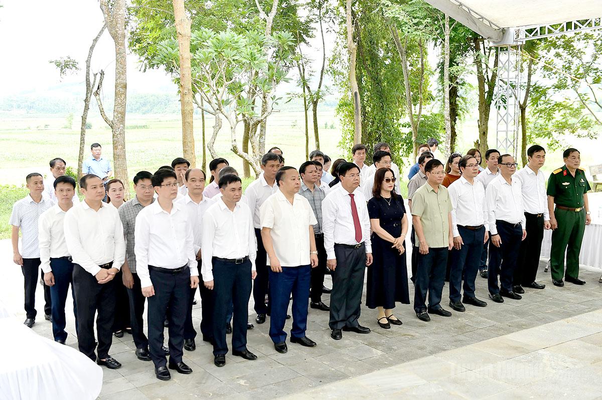 Các đại biểu dâng hương các thế hệ tiền bối cách mạng tại Di tích Bộ Nội vụ.