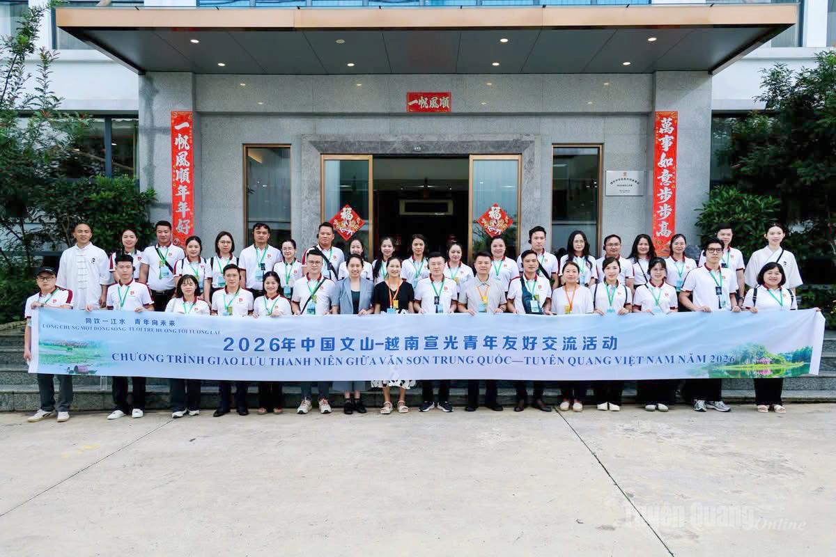 Đoàn đại biểu thanh niên tỉnh Tuyên Quang tham quan, tìm hiểu hoạt động sản xuất, kinh doanh tại Công ty Dược phẩm Trịnh Bảo.
