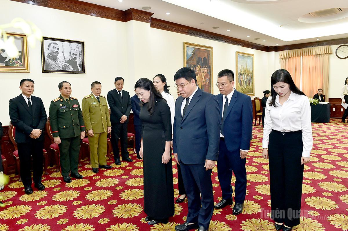 Đoàn đại biểu tỉnh Tuyên Quang viếng Chủ tịch Quốc hội Lào Saysomphone Phomvihanei nghị.