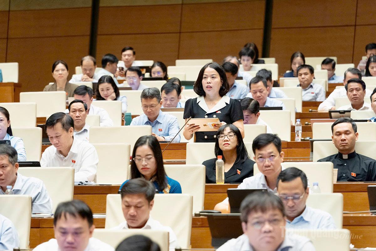 Đại biểu Lý Thị Lan phát biểu ý kiến thảo luận tại hội trường.