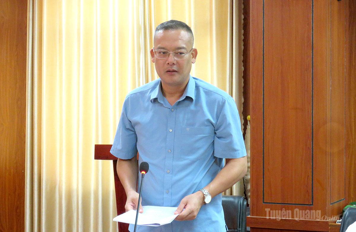 Lãnh đạo xã Quang Bình báo cáo tại buổi làm việc.