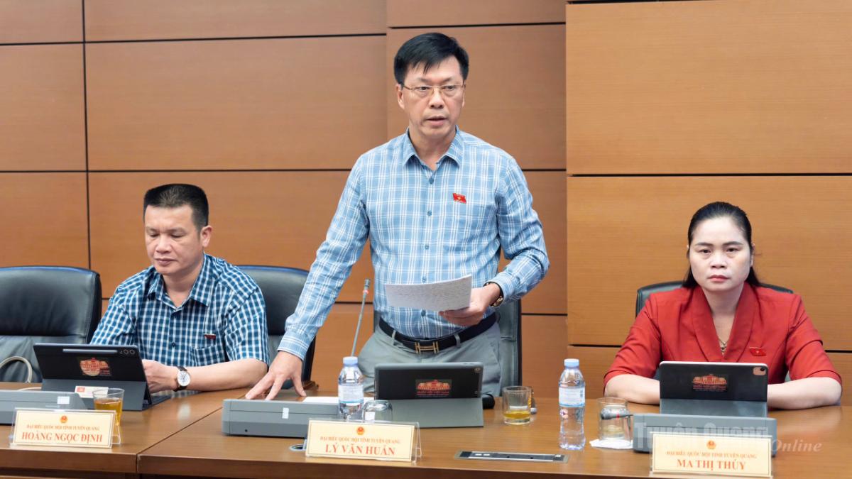Đại biểu Lý Văn Huấn phát biểu thảo luận.