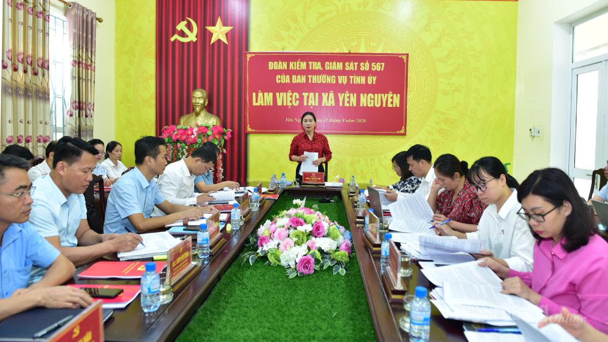 Đồng chí Phó Bí thư Thường trực chuyên trách Đảng ủy UBND tỉnh Nông Thị Bích Huệ phát biểu tại buổi làm việc với Ban Thường vụ Đảng ủy xã Yên Nguyên.