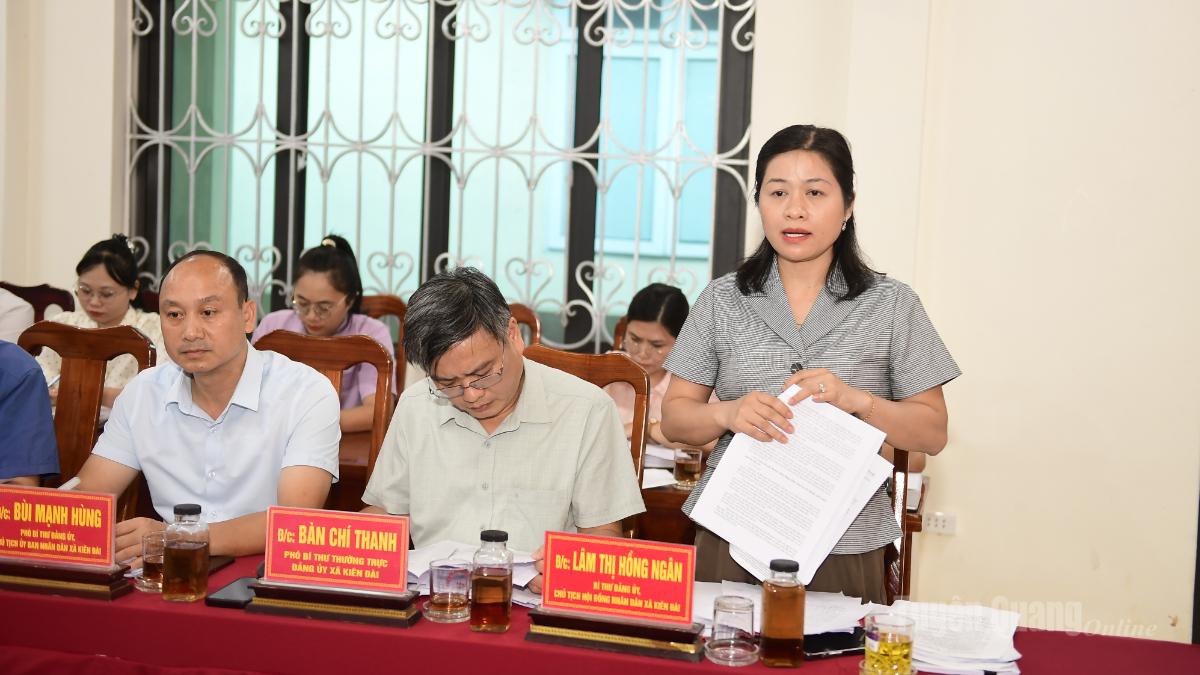 Bí thư Đảng ủy xã Kiên Đài báo cáo kết quả thực hiện với đoàn kiểm tra.