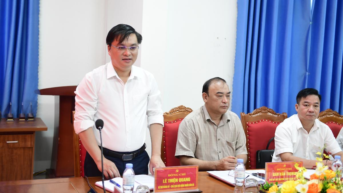 Lãnh đạo xã Kim Bình báo cáo với Đoàn công tác.