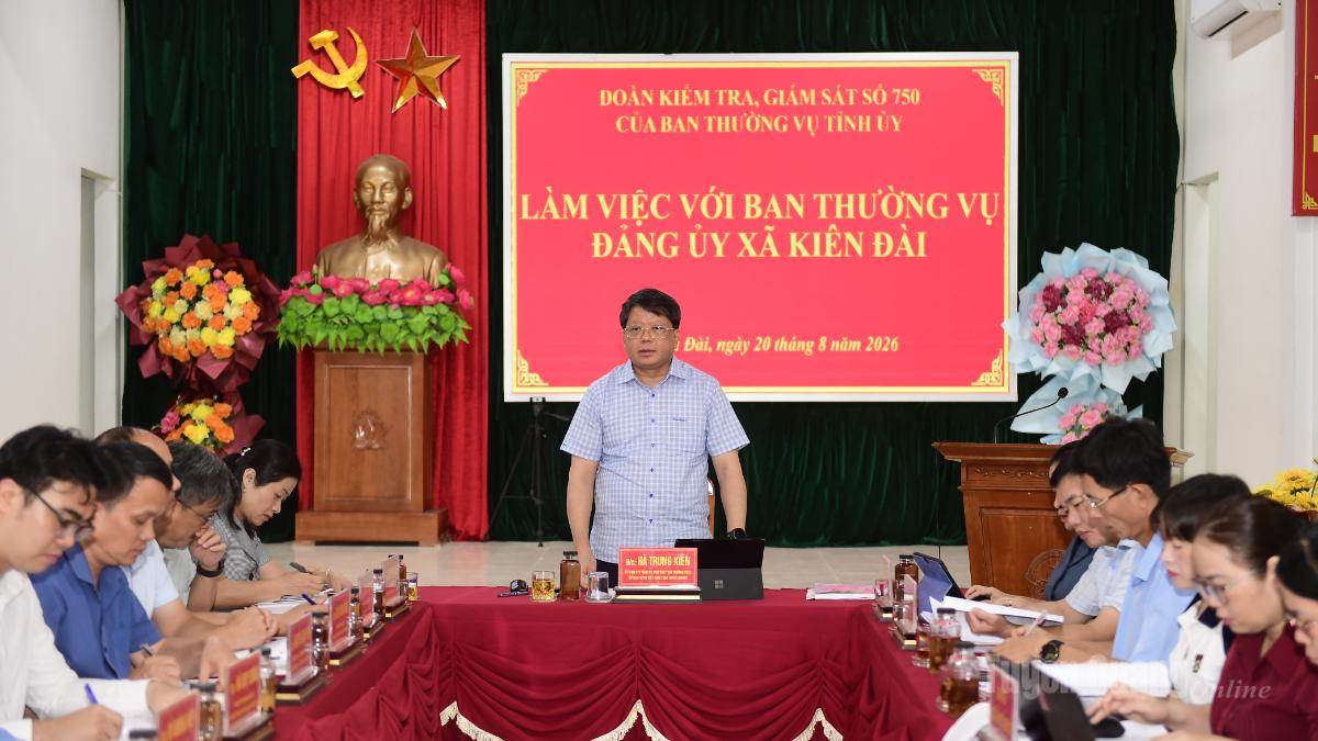 Đồng chí Hà Trung Kiên, Ủy viên BTV Tỉnh ủy, Phó Chủ tịch Thường trực Uỷ ban MTTQ Việt Nam tỉnh, Trưởng đoàn công tác phát biểu kết luận tại buổi làm việc.