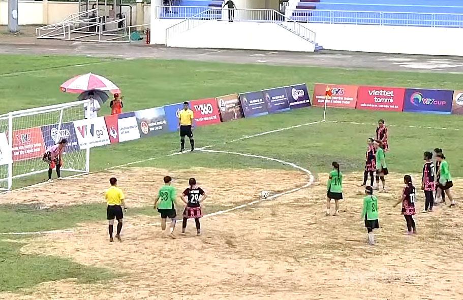 Nguyễn Thị Tươi dứt điểm trên chấm penanty, mở tỷ số 1-0 cho Lâm Bình.