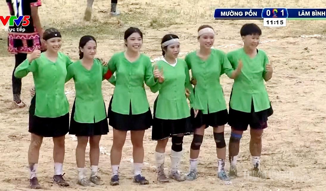 Các cầu thủ Lâm Bình ăn mừng bàn thắng.
