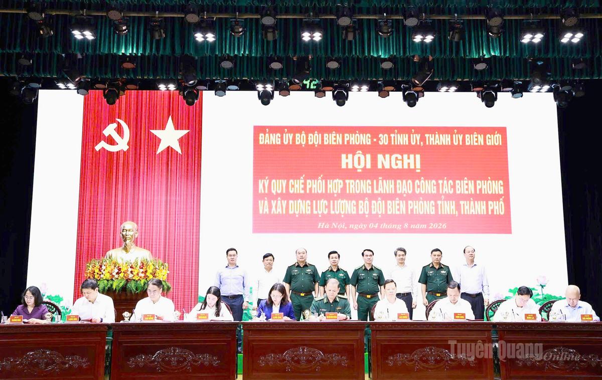 Đồng chí Phó Bí thư Thường trực Tỉnh ủy Lê Thị Kim Dung ký Quy chế phối hợp trong lãnh đạo công tác biên phòng.