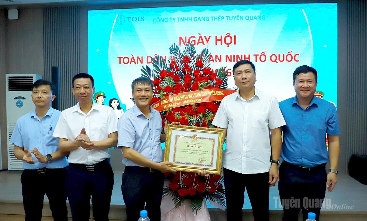 Đồng chí Phùng Tiến Quân, Ủy viên Ban Thường vụ Tỉnh ủy, Trưởng Ban Nội chính Tỉnh ủy tặng hoa và trao Bằng khen của Chủ tịch UBND tỉnh cho tập thể Công ty TNHH Gang thép Tuyên Quang vì đã có thành tích xuất sắc trong phong trào bảo vệ an ninh Tổ Quốc.
