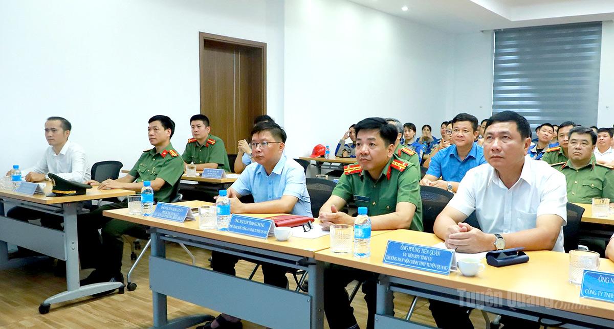Đồng chí Phùng Tiến Quân, Ủy viên Ban Thường vụ Tỉnh ủy, Trưởng Ban Nội chính Tỉnh ủy dự Ngày hộitoàn dân bảo vệ an ninh Tổ quốc năm 2026 tại Công ty TNHH Gang thép Tuyên Quang.