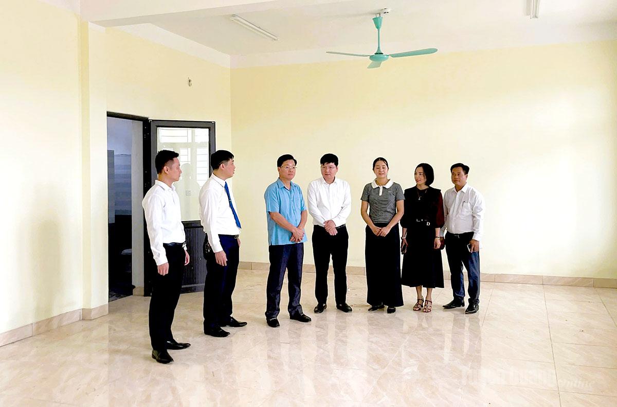 Đồng chí Trần Quang Minh,Trưởng ban Tổ chức Tỉnh ủy kiểm tra tiến độ xây dựng phân hiệu Trường Mầm non Chi Thiết.
