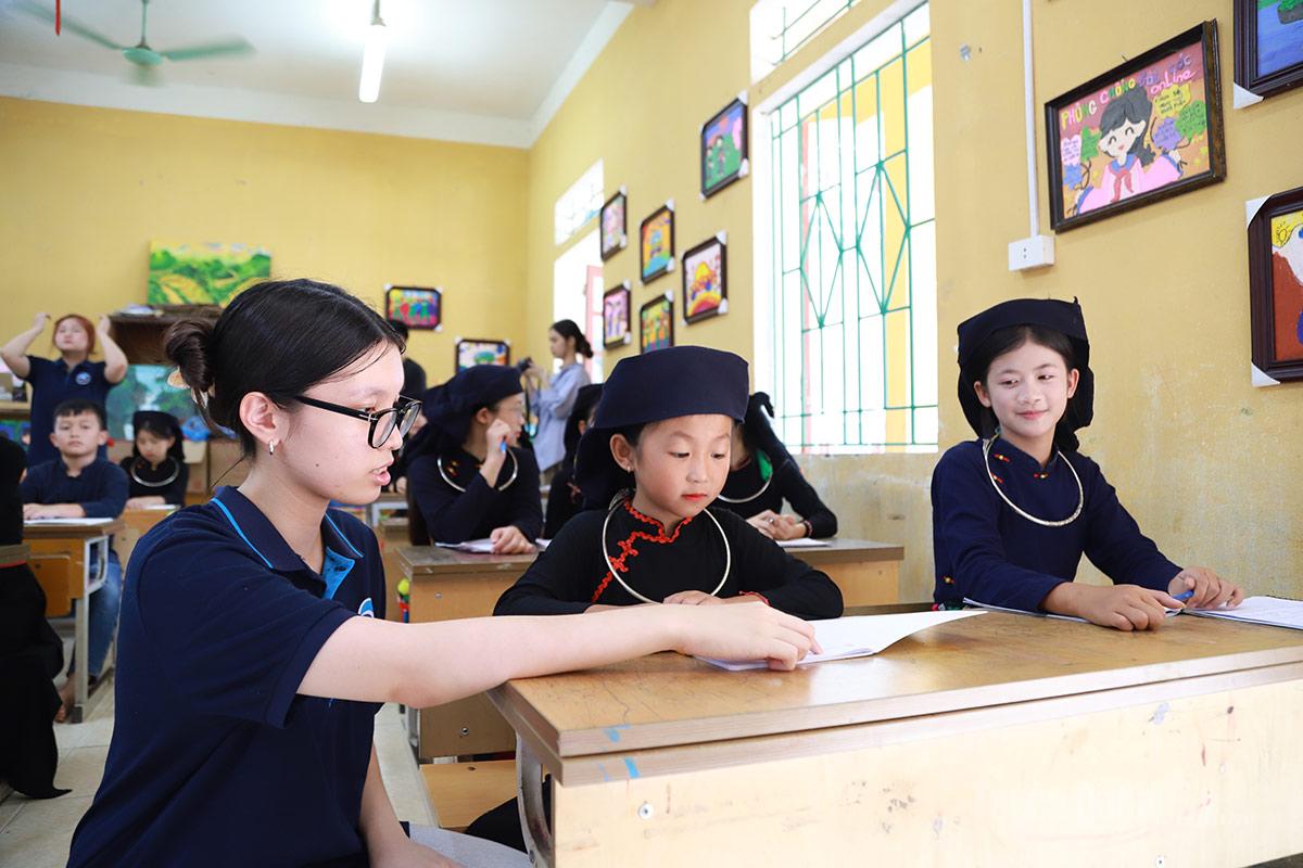 Em Nguyễn Kiều An, người sáng lập dự án tận tình hướng dẫn các em học tiếng Anh.