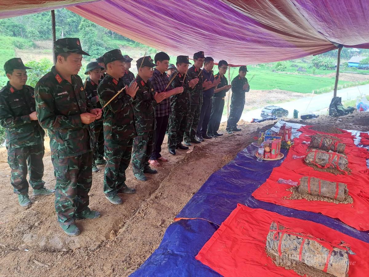 Đại diện Bộ Chỉ huy Quân sự tỉnh, Đội Tìm kiếm, Quy tập hài cốt liệt sĩ; lãnh đạo Đảng ủy, HĐND, UBND, Ban Chỉ huy Quân sự xã Minh Tân thắp hương các trước các hài cốt liệt sĩ được tìm thấy.