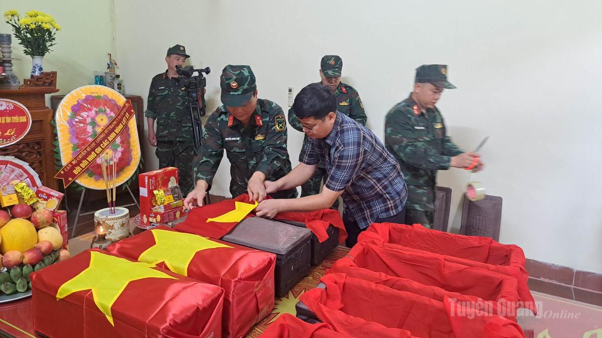 Đại tá Nguyễn Minh Khôi, Phó Chính uỷ BCH QS tỉnh; đồng chí Lý Nam Thuỷ, Bí thư Đảng uỷ xã Minh Tân thực hiện nghi lễ đưa hài cốt liệt sĩ vào áo quan và phủ Cờ Tổ quốc.