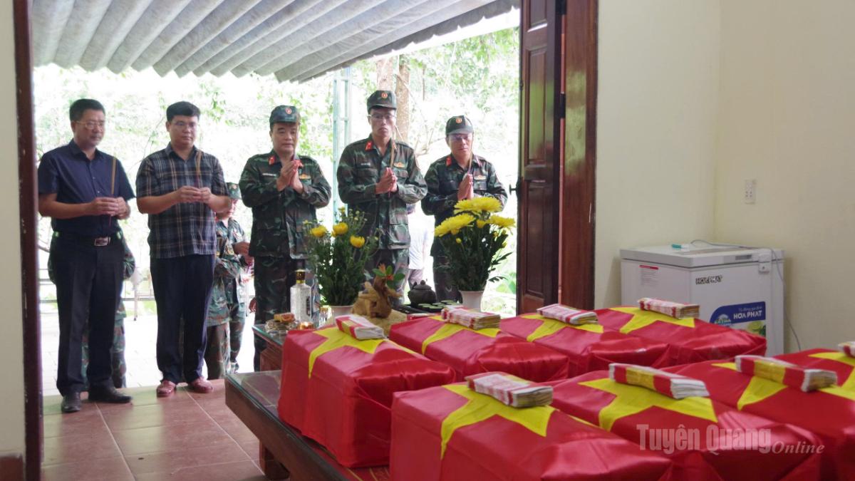 Các đại biểu thắp hương các liệt sĩ.