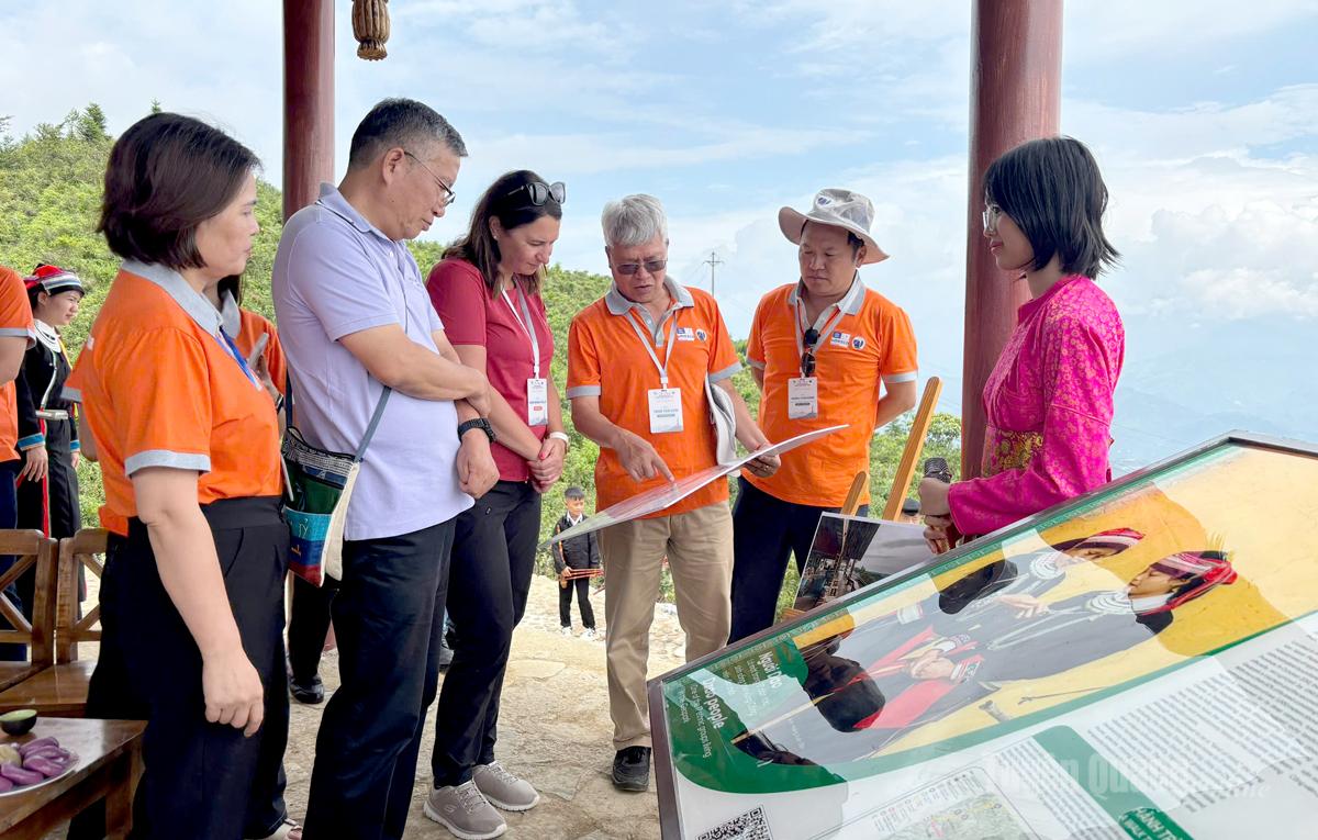 Đoàn chuyên gia tái thẩm định Công viên địa chất toàn cầu UNESCO Cao nguyên đá Đồng Văn tìm hiểu văn hóa cộng đồng địa phương.