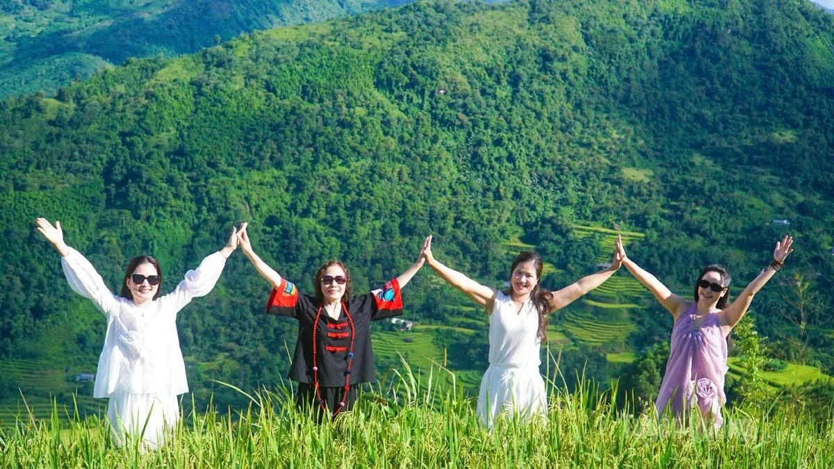 Tourists enjoy taking photos in Nam Hong.