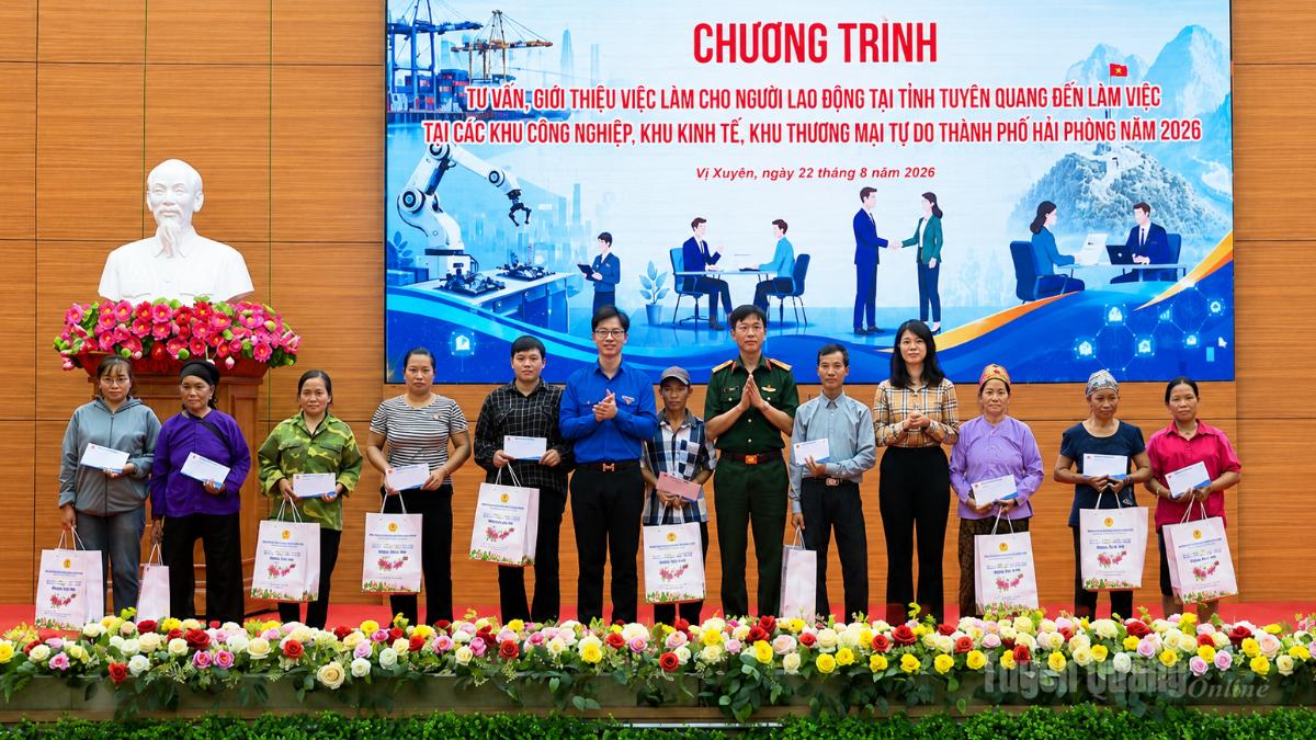 Đại diện các đơn vị trao quà cho các gia đình có hoàn cảnh khó khăn.