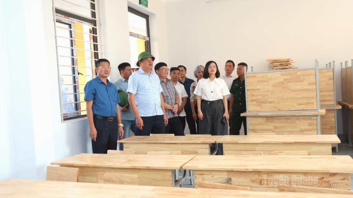 Đoàn kiểm tra việc trang bị lắp đặt cơ sở vật chất phòng lớp học Trường Phổ thông nội trú liên cấp Tiểu học và THCS  Minh Tân.