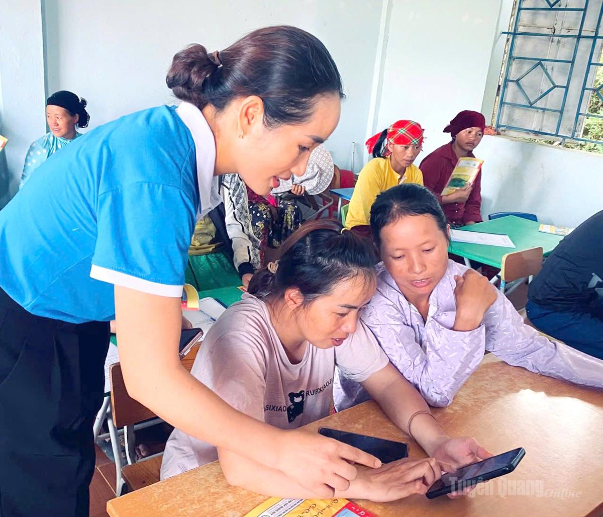 Cán bộ Hội LH Phụ nữ xã Mậu Duệ hướng dẫn hội viên thao tác các kỹ năng số cơ bản trên điện thoại thông minh.