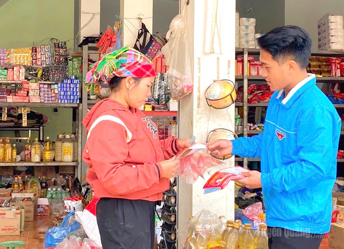 Đoàn viên xã Mậu Duệ hướng dẫn người dân sử dụng mã QR thanh toán không dùng tiền mặt.