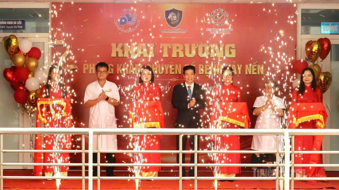 Các đại biểu cắt băng khai trương phòng khám chuyên đề bệnh Vảy nến.