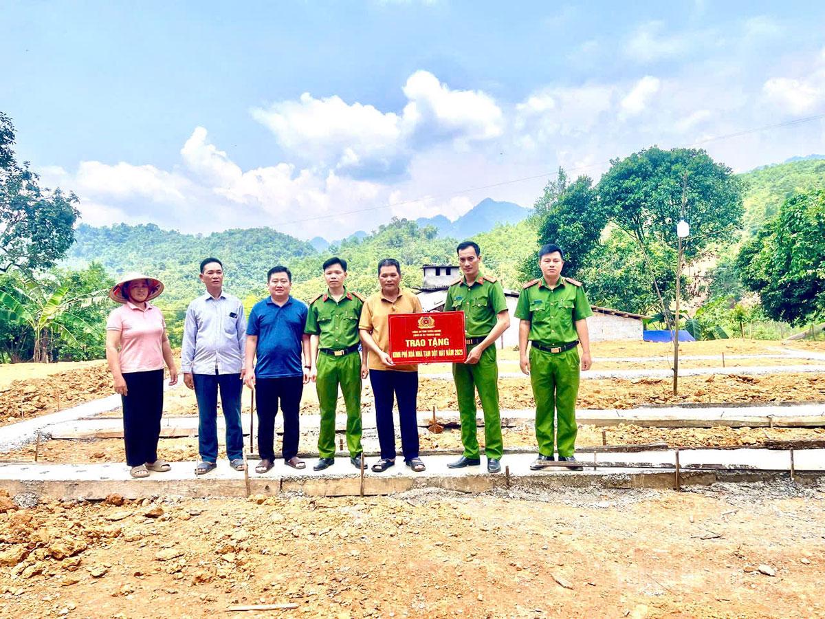 Lãnh đạo UBND và Công an xã Thượng Nông trao kinh phí hỗ trợ xóa nhà tạm cho hộ nghèo trên địa bàn.