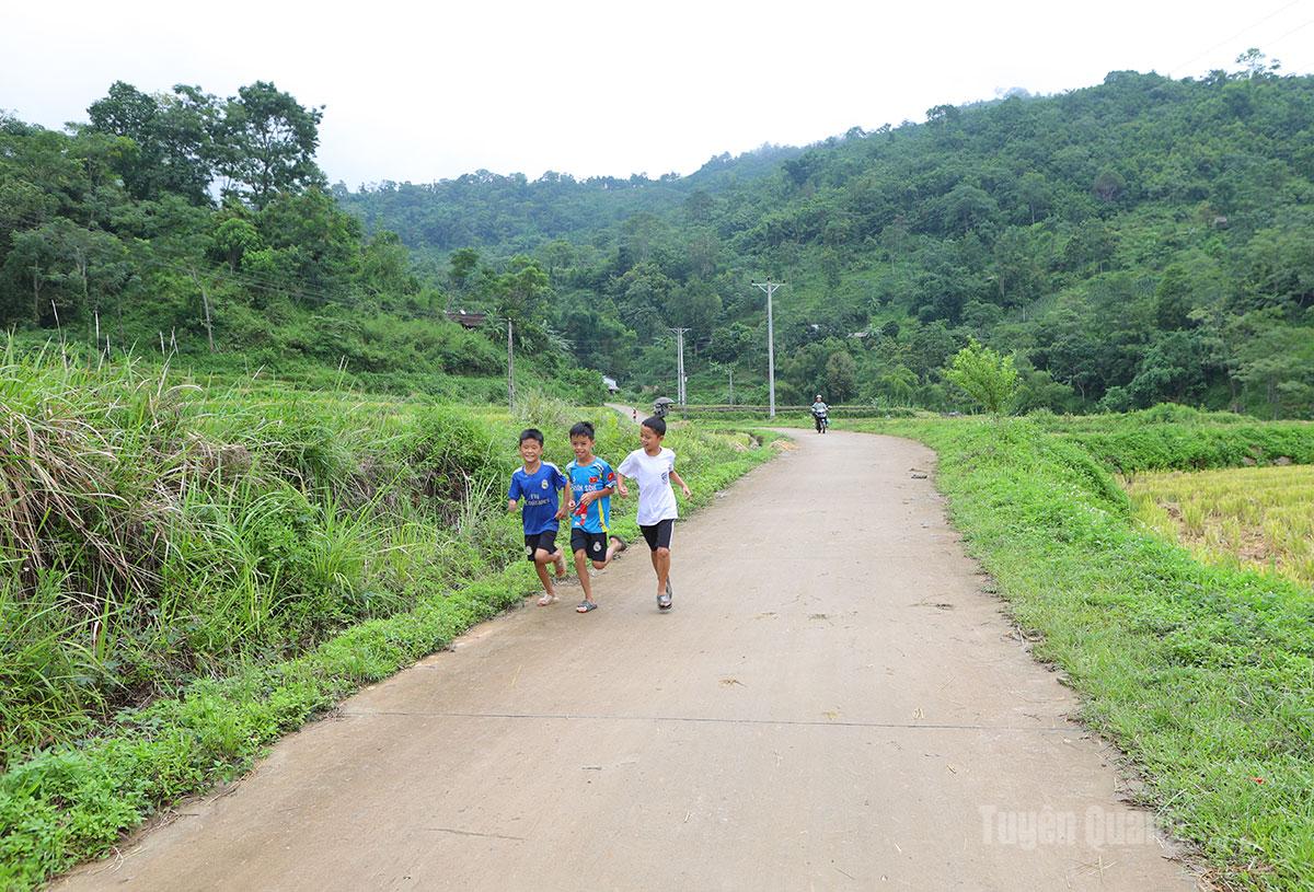 Đường bê tông sạch đẹp tạo điều kiện thuận lợi cho học sinh xã Thượng Nông đến trường.