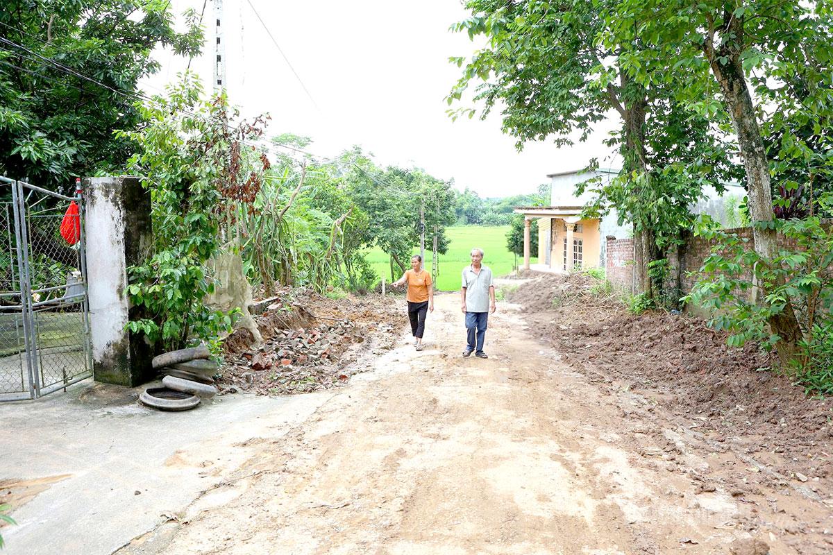 Gia đình ông Nguyễn Văn Tranh, thôn Sùng Lễ tự nguyện hiến đất mở đường.