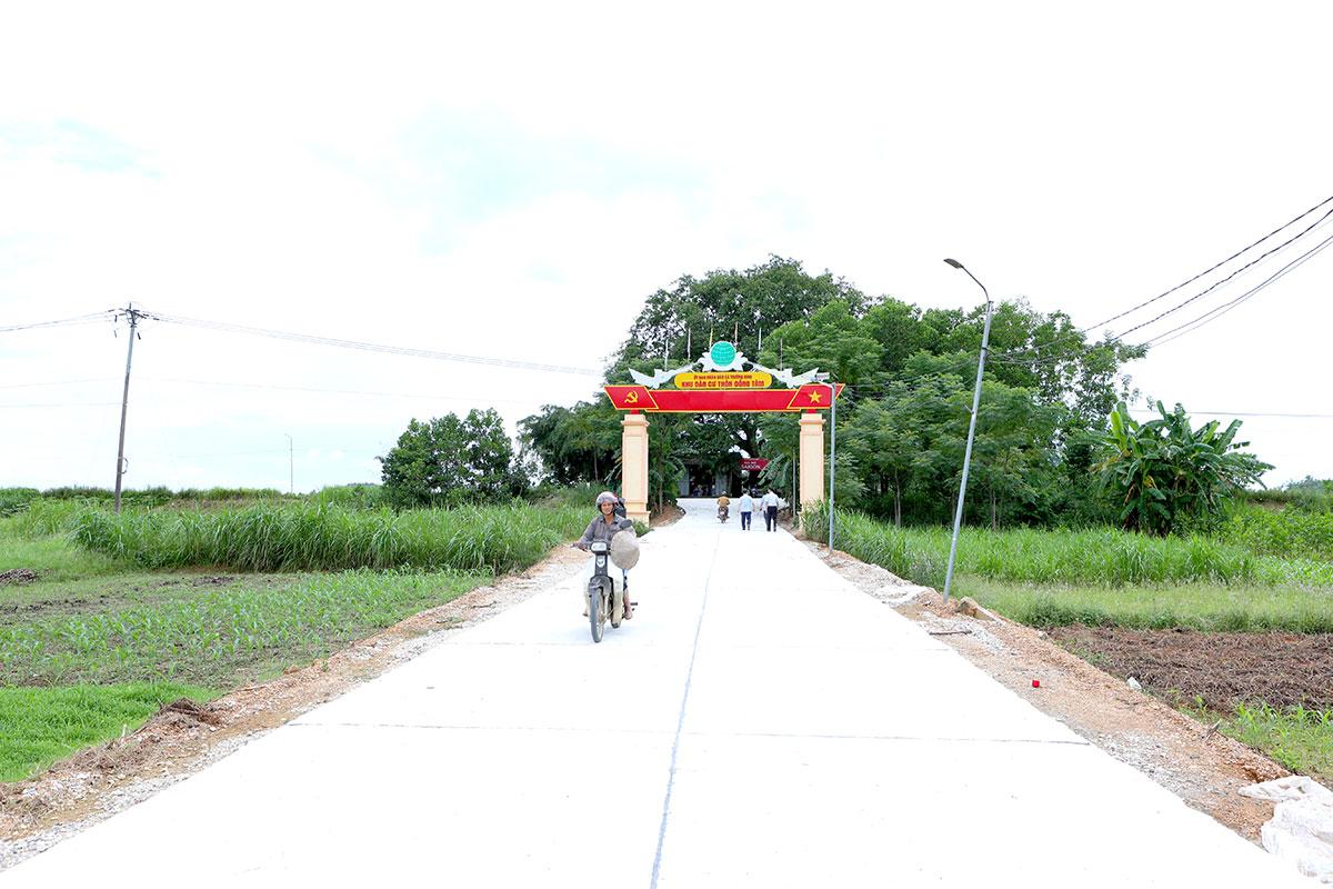 Đường giao thông nông thôn xã Trường Sinh được đầu tư giúp người dân đi lại thuận lợi.